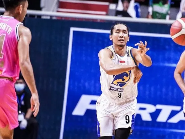 Point guard Prawira Bandung, Arif Hidayat. (Images: Getty)