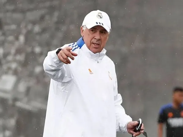 Carlo Ancelotti saat memimpin latihan Real Madrid.