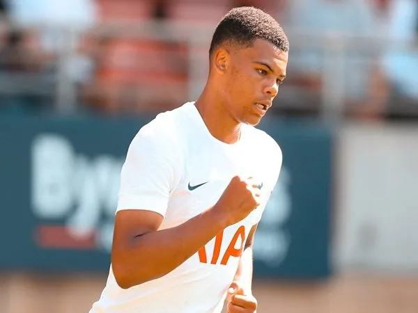 Tottenham ditahan imbang Orient, Scarlett sumbang gol