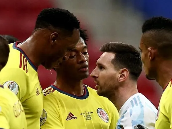 Bek Timnas Kolombia, Yerry Mina ketika melawan Lionel Messi. (Images: Getty)