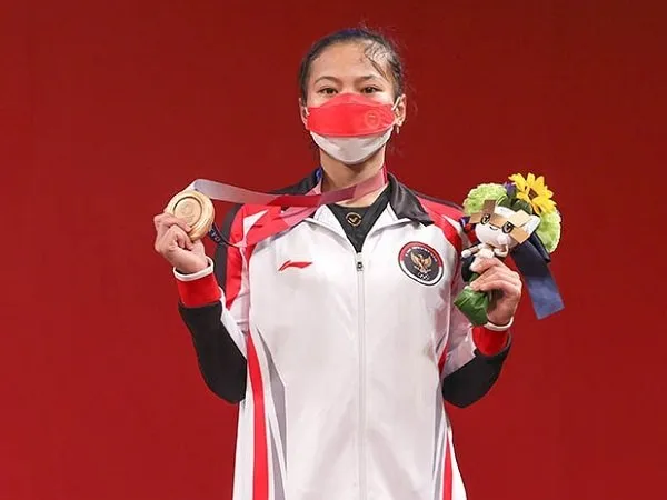Windy Cantika Aisah saat meraih medali perunggu di cabang olahraga Angkat Besi Olimpiade Tokyo 2020.