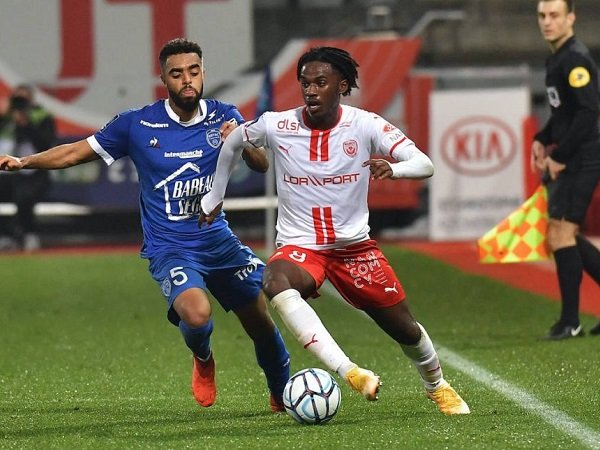 AC Milan Berhasil Capai Kesepakatan Dengan Starlet Nancy Warren Bondo