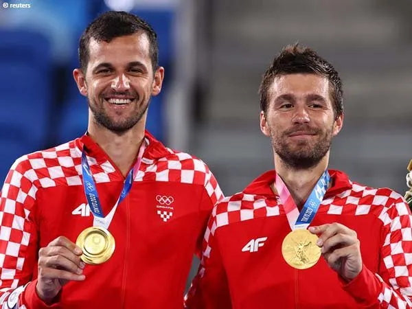 Nikola Mektic dan Mate Pavic naik podium juara Olimpiade Tokyo