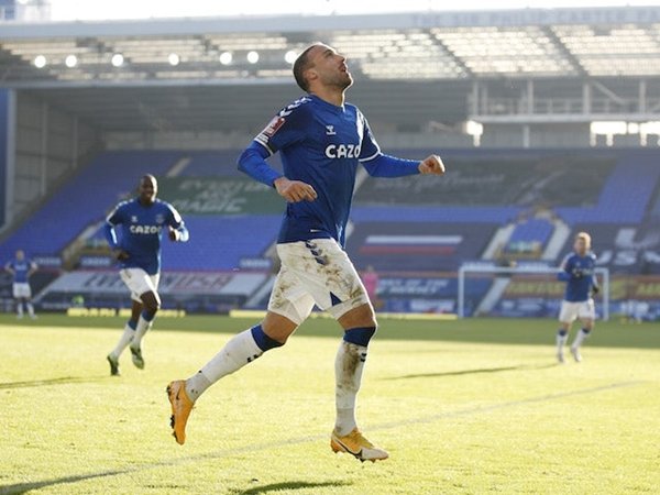 Tak Masuk Rencana Rafael Benitez, Everton Lego Cenk Tosun di Bursa Transfer