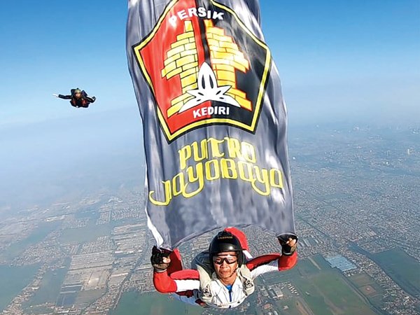 Ketika Bendera Persik Kediri Berkibar Di Langit Surabaya