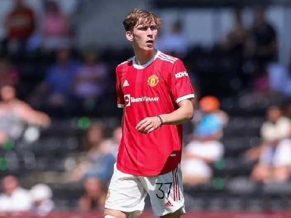 Ada banyak klub yang mengantri untuk pinjam James Garner dari Manchester United.