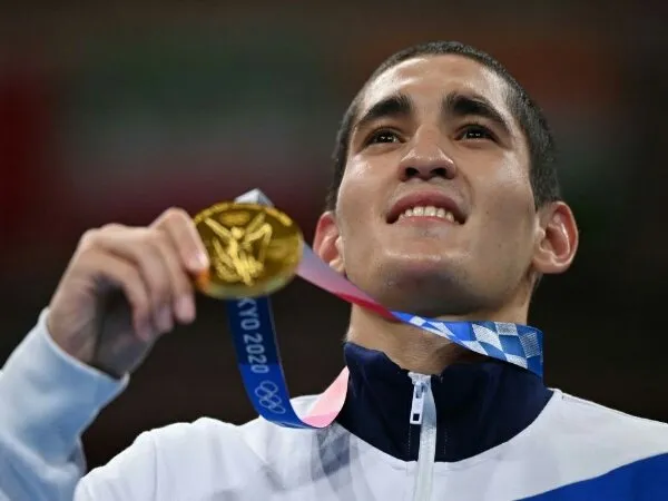 Sejarah! Albert Batyrgaziev Petinju Profesional Pertama Raih Emas Olimpiade