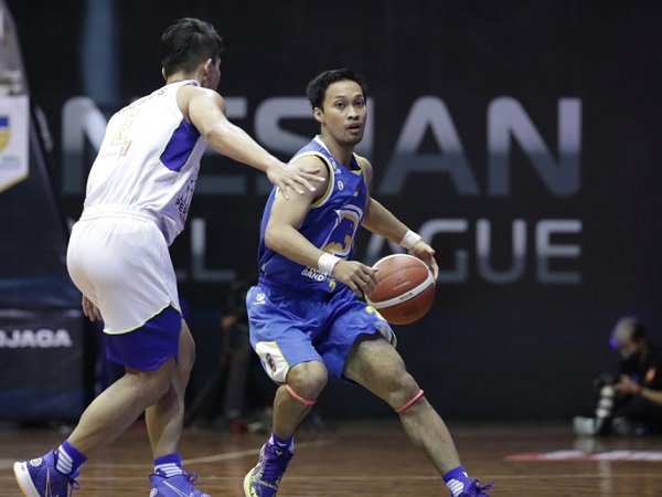 Prawira Bandung Berpisah Dengan Januar Kuntara