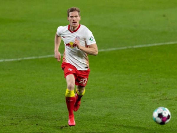 Borussia Dortmund Segera Selesaikan Transfer Marcel Halstenberg