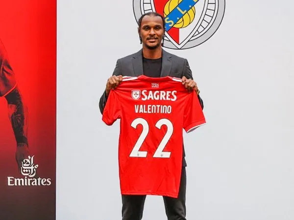 Bek sayap Benfica, Valentino Lazaro.