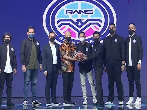 Raffi Ahmad perkenalkan pengurus Rans Basketball. (Images: IBL)