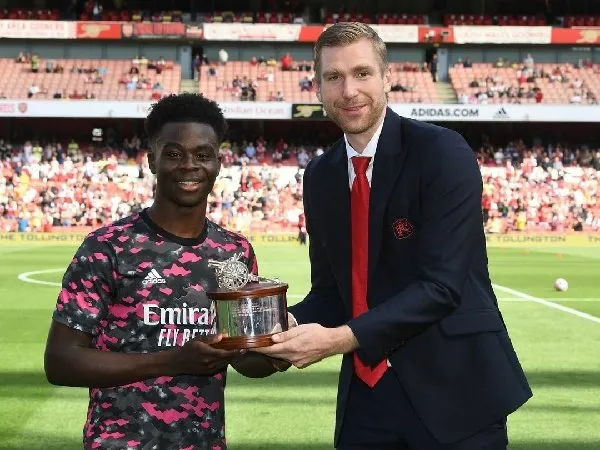 Per Mertesacker dan bintang muda Arsenal Bukayo Saka