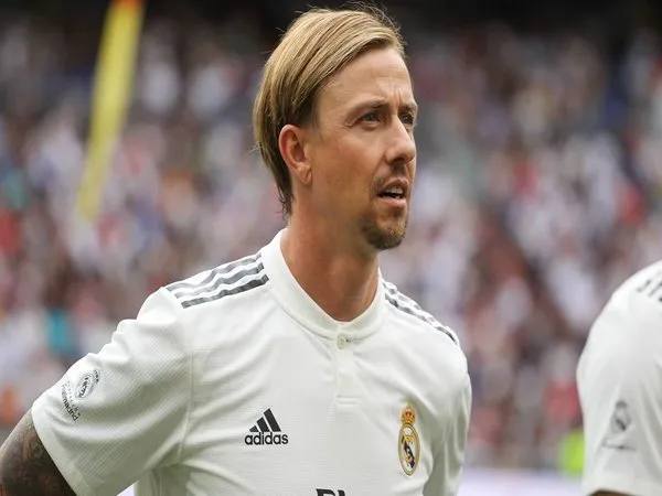 Legenda Real Madrid yaitu Guti Hernandez, mengaku jika dirinya tertarik untuk menggantikan posisi Ronald Koeman sebagai manajer Barcelona / via EPA