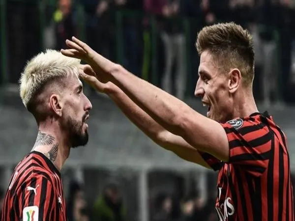 Samu Castillejo (kiri), dilaporkan menjadi salah satu dari dua pemain yang bakal dilepas oleh AC Milan di bursa transfer Januari / via AFP