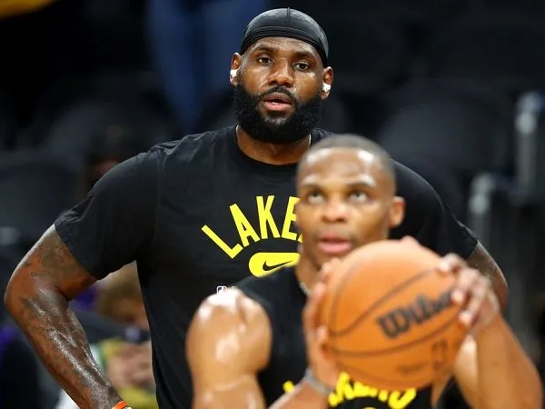 Frank Vogel belum tahu kapan bakal mainkan LeBron dan Westbrook di laga pramusim.