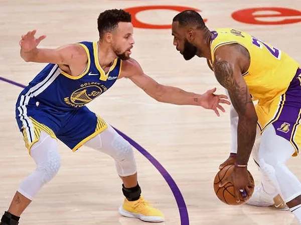 Steph Curry saat bentrok dengan LeBron James.