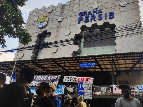 Kantor PT. PBB yang dipenuhi spanduk protes Bobotoh dalam aksi unjuk rasa