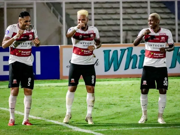 Penyerang Madura United, Rafael Silva (tengah) siap kembali tampil