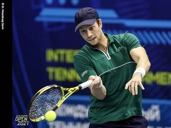 Botic van de Zandschulp tampil tanpa ampun di laga pertama St. Petersburg Open 2021