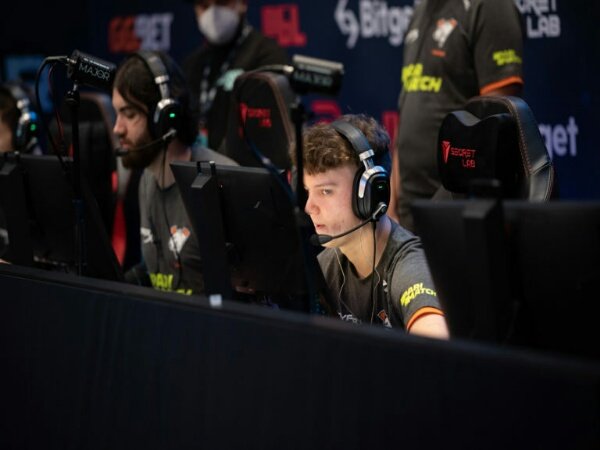 Entropiq dan Virtus Pro Melaju ke Legends Stage PGL Stockholm Major