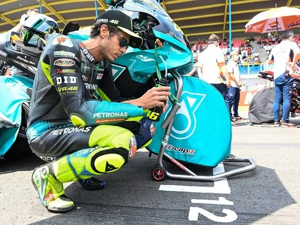 Valentino Rossi sebut penyebab penurunan performa YZR-M1 di trek basah.