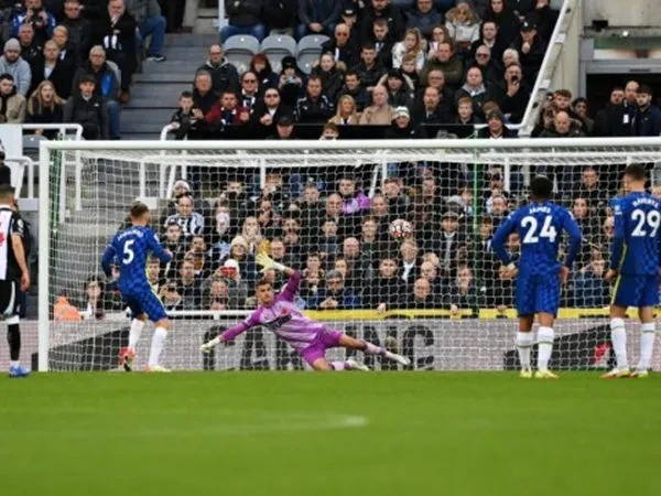 Jorginho cetak gol penalti lawan Newcastle (Sumber: GEtty)