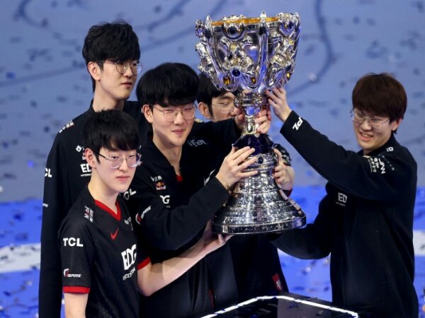 Worlds 2021: EDG Raih Gelar Juara Dunia Pertamanya usai Bekuk DWG KIA