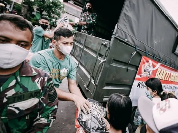 Dewa United Surabaya bagi-bagi sembako di Kabupaten Gianyar. (Images: IBL)