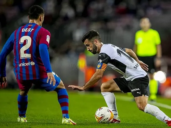 Bek Valencia, Jose Gaya saat melawan Barcelona.