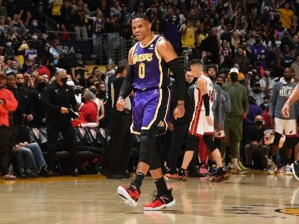 Miami Heat tak berdaya di markas Los Angeles Lakers.