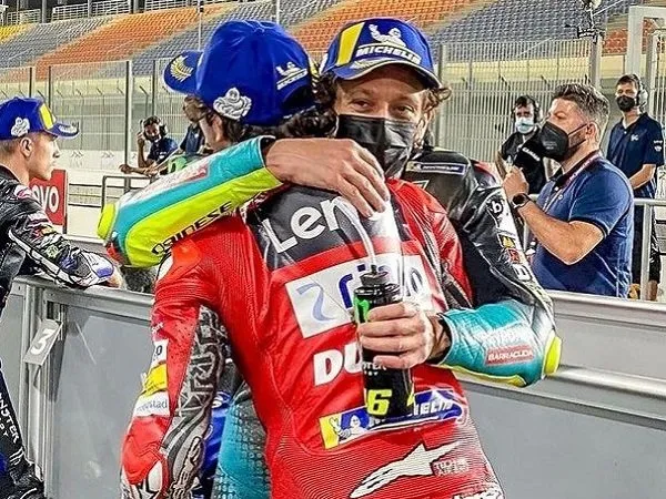 Francesco Bagnaia ketika bersama Valentino Rossi.