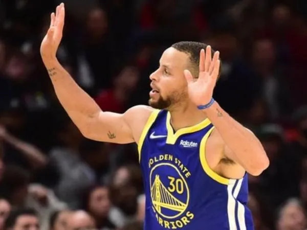Steve Kerr tanpa henti memuji Stephen Curry.