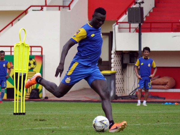 Ezechiel N'Douassel Absen, Paul Munster Ubah Game Plan Bhayangkara FC