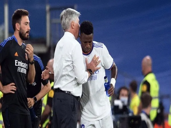 Vinicius Junior mengungkap peran besar Carlo Ancelotti di balik performa meroketnya bersama Real Madrid musim ini / via EPA