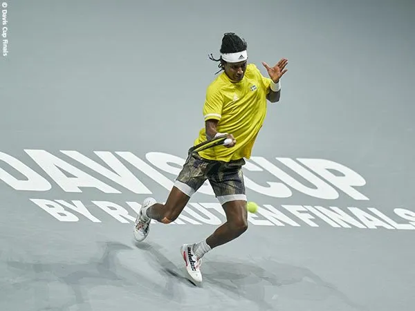 Mikael Ymer karamkan Vasek Pospisil di Davis Cup Finals 2021