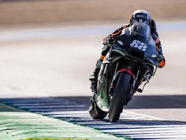 Pebalap KTM Factory Racing, Miguel Oliveira menjajal motor prototipe di Sirkuit Jerez.