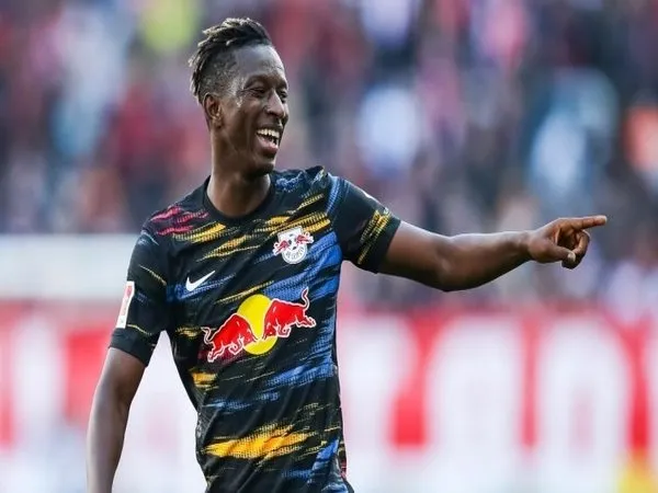 Gelandang RB Leipzig yaitu Amadou Haidara, dilaporkan masuk sebagai prioritas utama Ralf Rangnick untuk direkrut ke Manchester United pada bursa transfer Januari / via AFP
