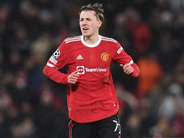 Gelandang Manchester United, Charlie Savage.