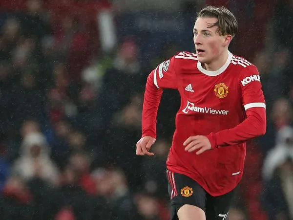 Gelandang Manchester United, Charlie Savage.