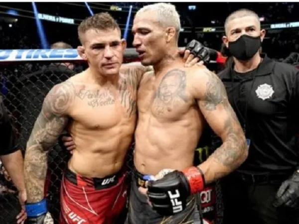 Dustin Poirier memberikan selamat kepada Charles Oliveira, (Images: Getty)
