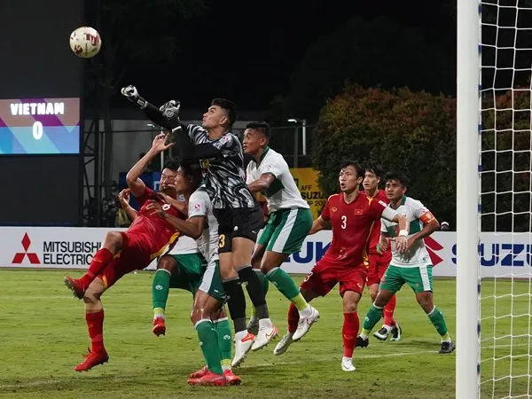 Timnas Indonesia menahan gempuran pemain Vietnam
