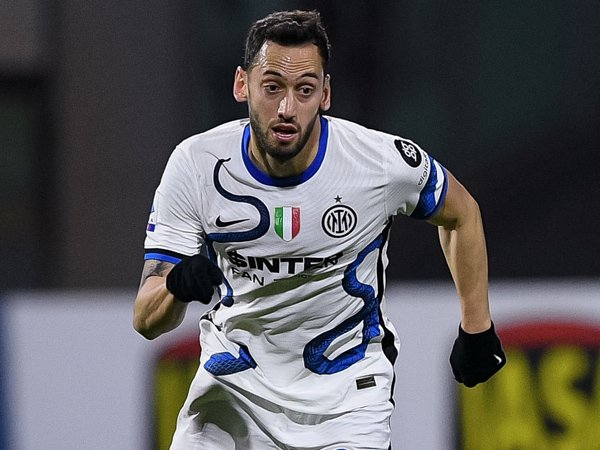 AC Milan Lakukan Kesalahan Fatal Lepas Hakan Calhanoglu ke Inter