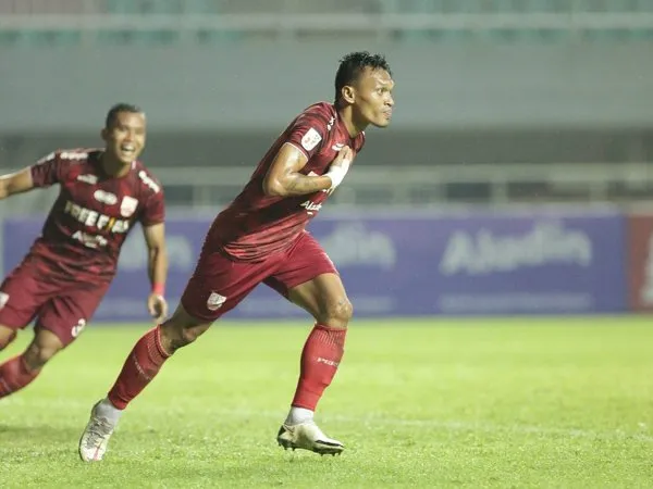 Penyerang Persis Solo, Ferdinand Sinaga merayakan gol ke gawang Persiba Balikapapan