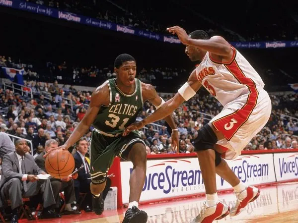 Boston Celtics yakinkan Joe Johnson untuk kembali bermain dengan kontrak 10 hari.