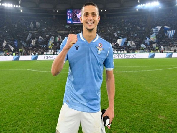 Barcelona Masih Belum Menyerah Kejar Servis Defender Lazio