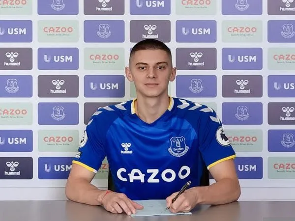 Everton Resmi Datangkan Vitaliy Mykolenko dari Dynamo Kiev