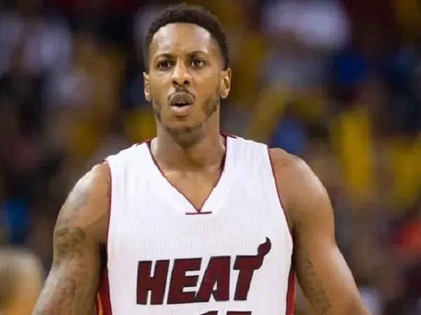 Miami Heat umumkan kembali merekrut Mario Chalmers.