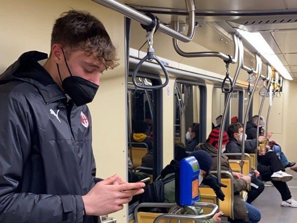 Tampil di Serie A, Kiper Muda Milan Lapo Nava Pulang Naik Tram Bareng Fans