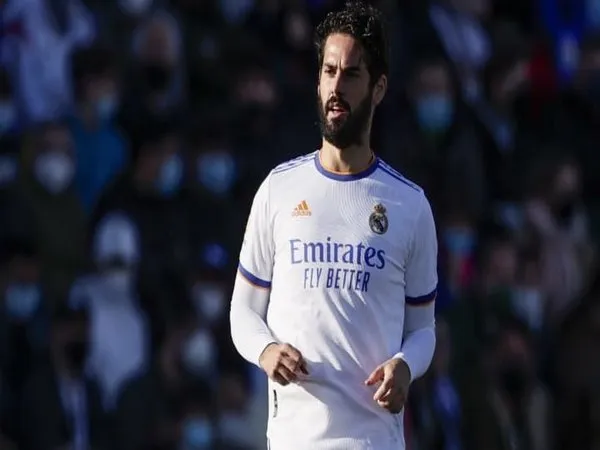 Ayahanda sekaligus agen dari Isco yaitu Paco Alarcon, menepis rumor jika sang putra bakal hijrah ke Fiorentina Januari ini / via Getty Images