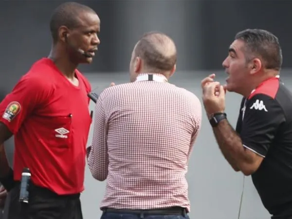 Wasit Janny Sikazwe terkena heatstroke saat pimpin laga Tunisia vs Mali